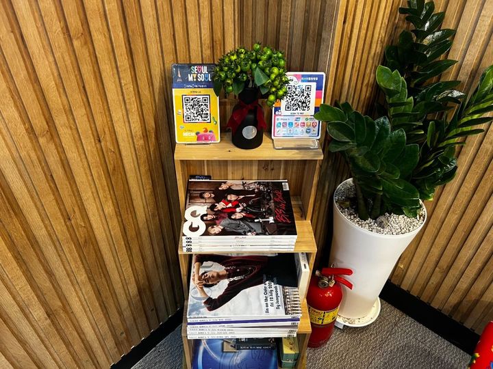 雑誌も置かれている／提供：MR.HEALING 明洞駅店