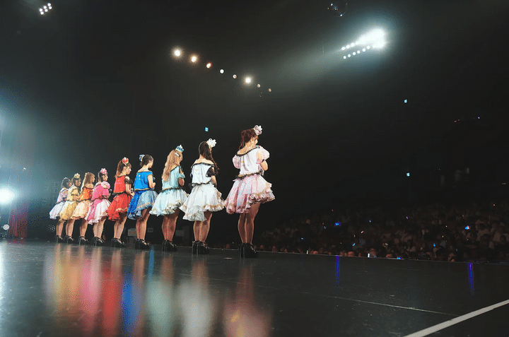 ステージに並ぶMyDresscodeの9人