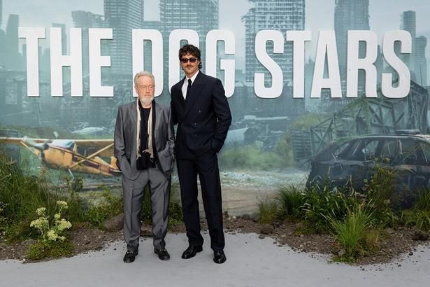 【写真を見る】『ラスト・サバイバー』のロンドンプレミアに出席したリドリー・スコットとジェイコブ・エロルディ [c]2026 20th Century Studios. All Rights Reserved.