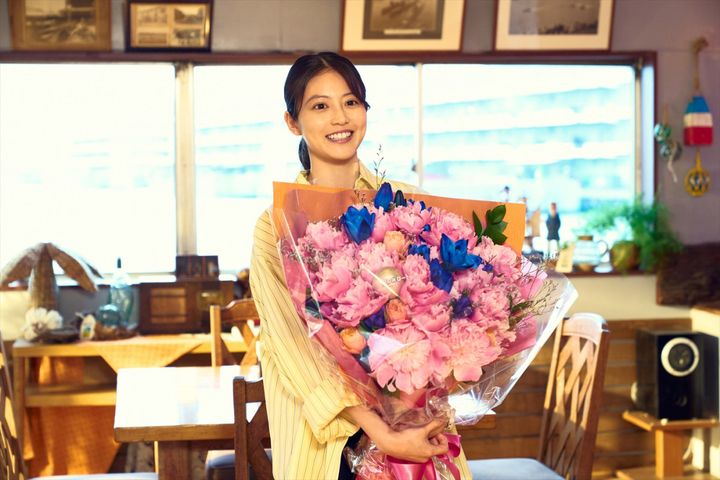 ドラマ『クロスロード ～救命救急の約束～』のクランクアップを迎えた今田美桜 （C）テレビ朝日 width=