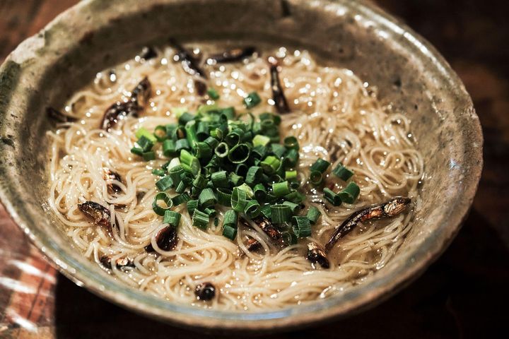 【赤坂まるしげの7皿】「まるしげ」と言えばコレ！の名物を自宅でも。いりこの香ばしさ広がる油そうめん