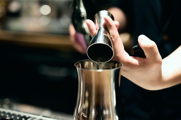 デキャンタに焼酎と水を注ぐ