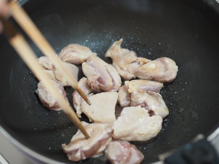 【煮込むだけで絶品】隠し味はジンジャーエール！？お肉がほろほろ柔らかくなる魔法の焼き鳥丼