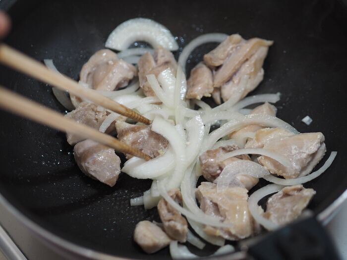【煮込むだけで絶品】隠し味はジンジャーエール！？お肉がほろほろ柔らかくなる魔法の焼き鳥丼