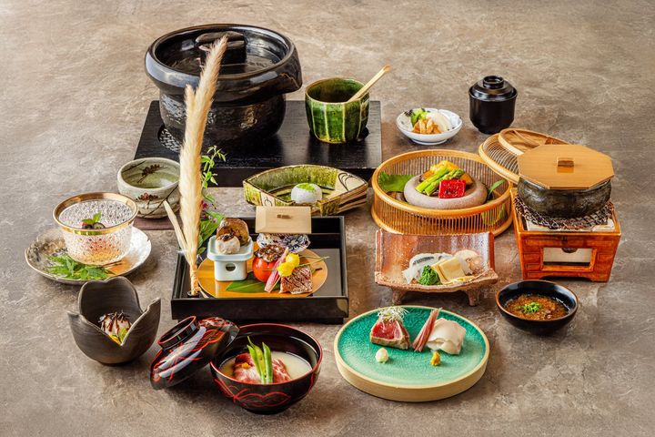 刺身や焼き物、椀物を盛り合わせた日本料理「木の花」の会席料理