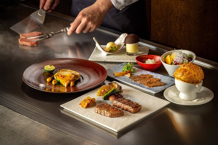 鉄板で牛肉や松茸を焼く鉄板焼「さがみ」の調理風景