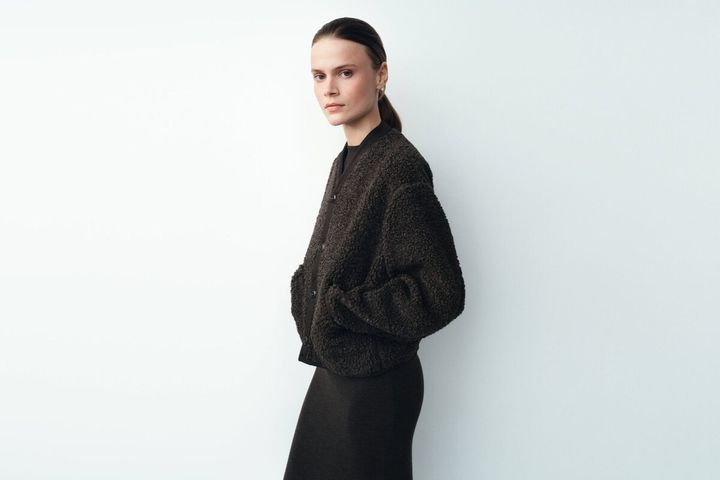 10周年を迎えた今季は、「Confidence in Form」をテーマに、フォルム・素材・色彩の調和を追求。Uniqlo Uらしい緻密なテーラリングとタイムレスなデザインを軸に、時代に寄り添うワードローブを提案する。