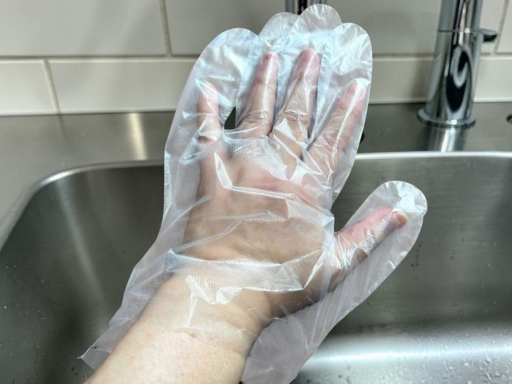 使い捨て手袋だけだと浮いている