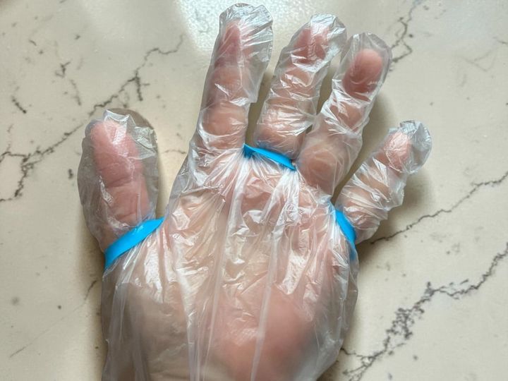 中指→小指→親指の順に通すと装着しやすい