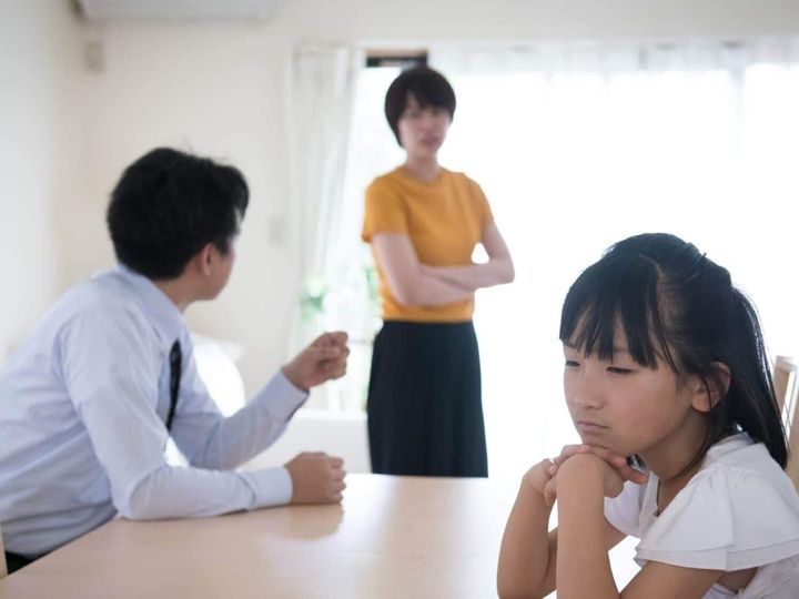 【児童精神科医が解説】家庭の中でのモラハラやDVで、親が子どもに否定や同意を求める言動は「心理的暴力」に当たります。夫婦げんかの延長でも、子を巻き込んではいけません。子どもに与える影響と対処法を、分かりやすく解説します。（※画像：Shutterstock.com）