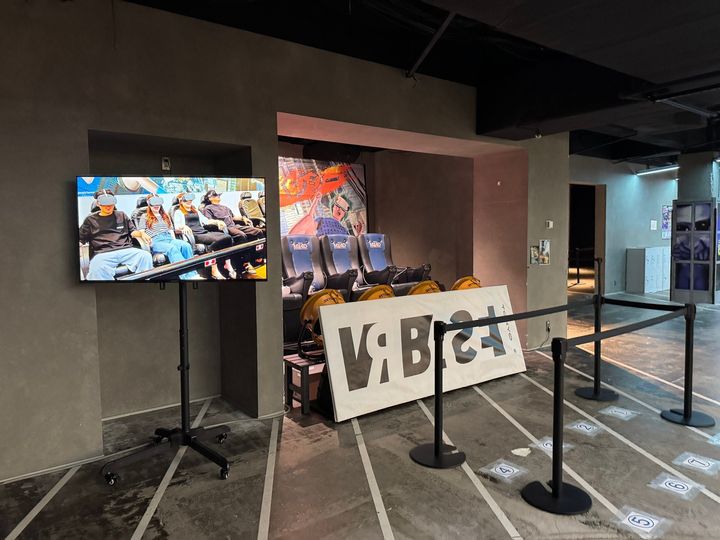 「VR BASE TOKYO in 東京タワー」の受付前通路とMX4Dモーションシート