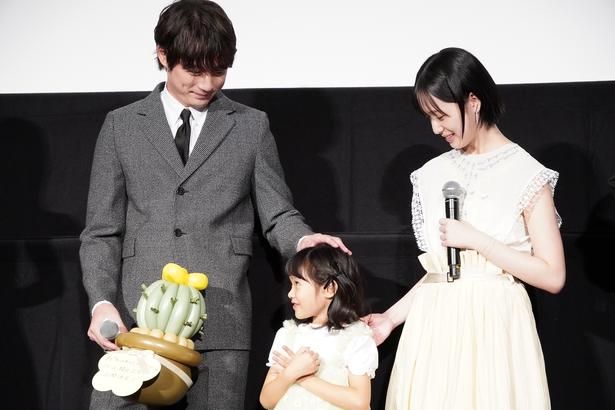 【写真を見る】坂口健太郎、倉⽥瑛茉の登場に笑顔！優しく頭をなでた