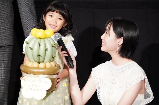 幼少期の朝子を演じる倉田瑛茉