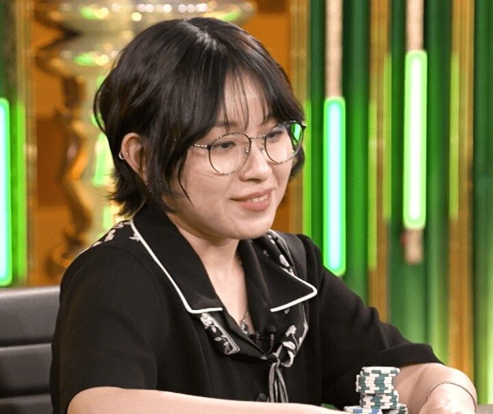 【映像】魔性の女子ポーカープロ、喜びの“眼鏡クイッ”