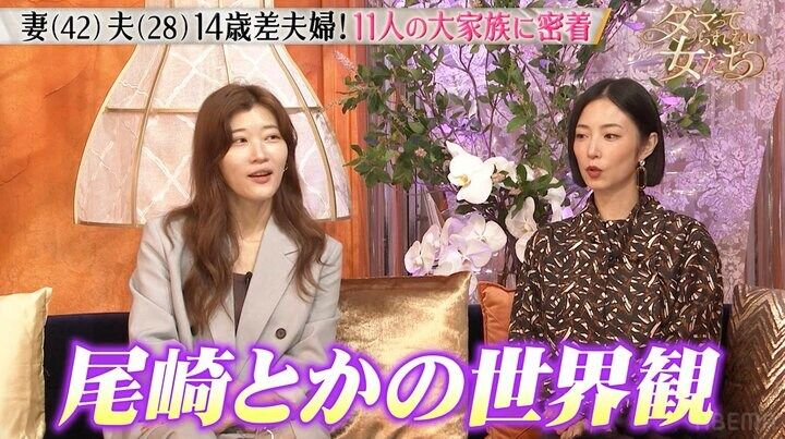 【写真・画像】42歳妻×28歳夫、子供の前でもキス＆バックハグでイチャイチャ 中学生の長女「ずっとくっついてる、仲良すぎて怖い」 2枚目