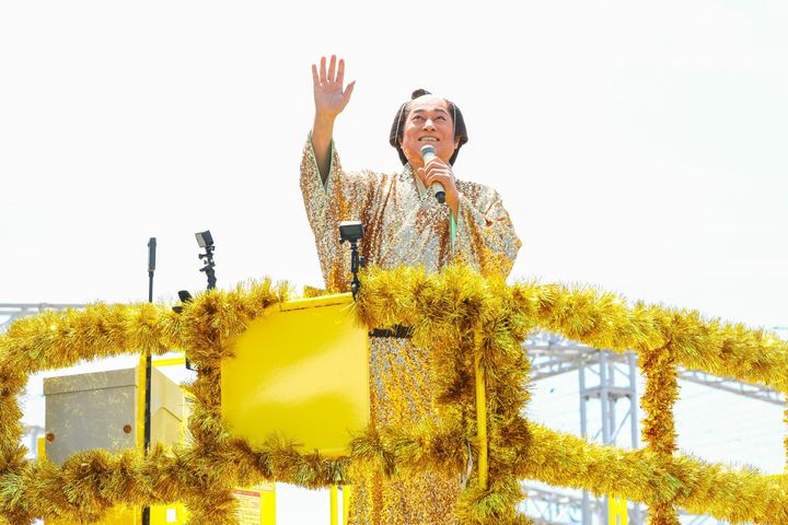 「マツケン超晴れ祈願」の晴れ祈願パフォーマンス