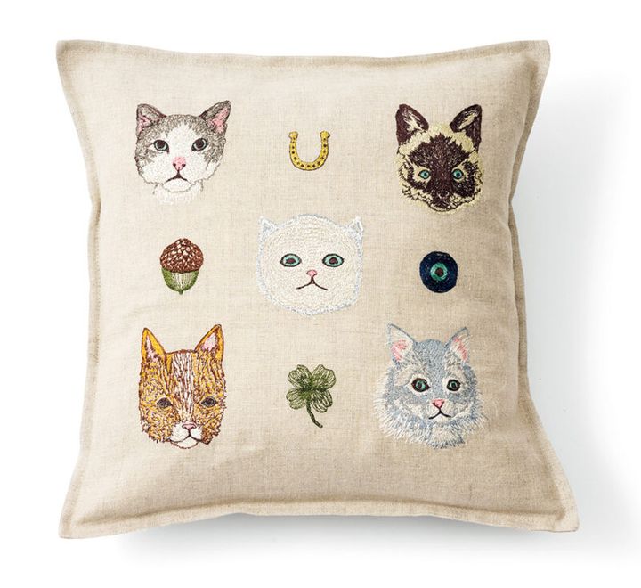クッションカバー 30×30cm¥17,600／コーラル・アンド・タスク、中材¥2,750／アトリエ (ともにアトリエ 横浜)