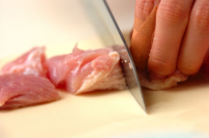 鶏とオクラのトマトスープの下準備1