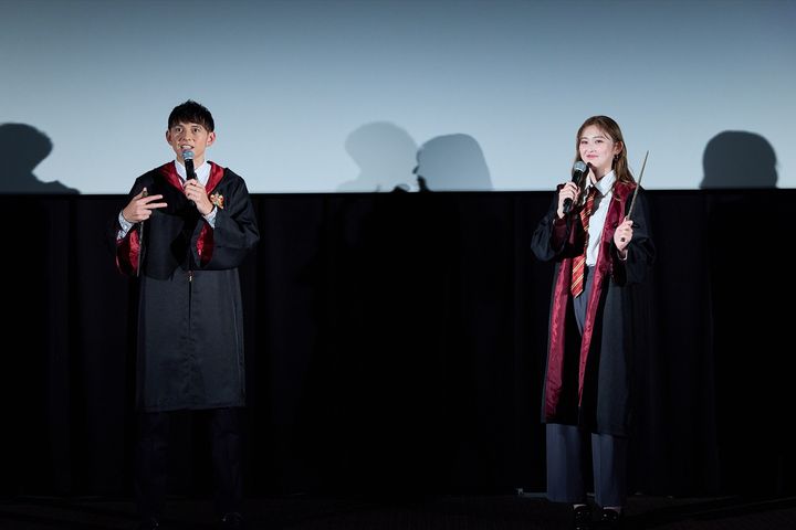 グリフィンドール寮のユニフォーム姿で登壇したハリー杉山とゆうちゃみ