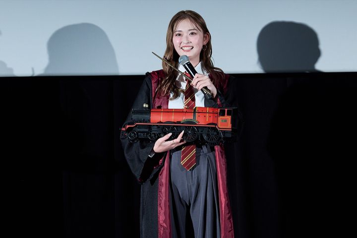 限定の「ホグワーツ特急 ポップコーンボックス」を手にするゆうちゃみ