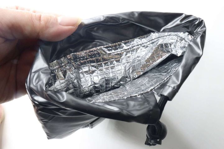ボトルホルダーの内部。アルミ素材の保冷シートが見える。