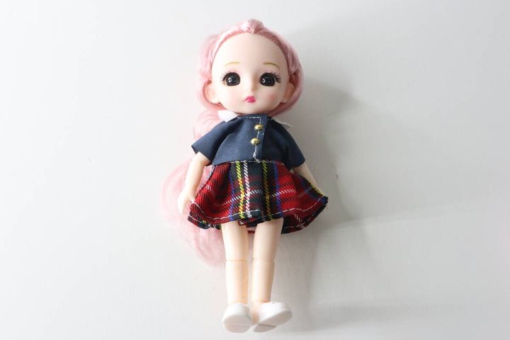 チェック柄スカートと紺色トップスを着たルルちゃんの全身