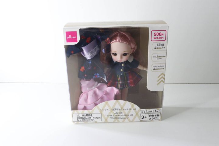 ダイソーの着せ替え人形「ルルちゃん」のパッケージ全体
