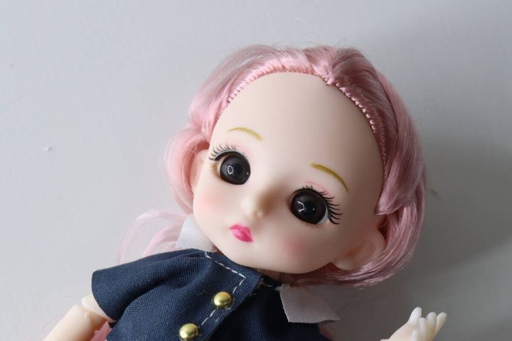 ピンク髪のルルちゃんの顔のアップ、メイクが施されている