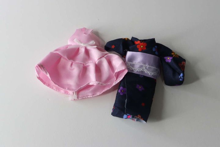 ピンクのドレスと紺色の花柄浴衣の追加衣装2セット