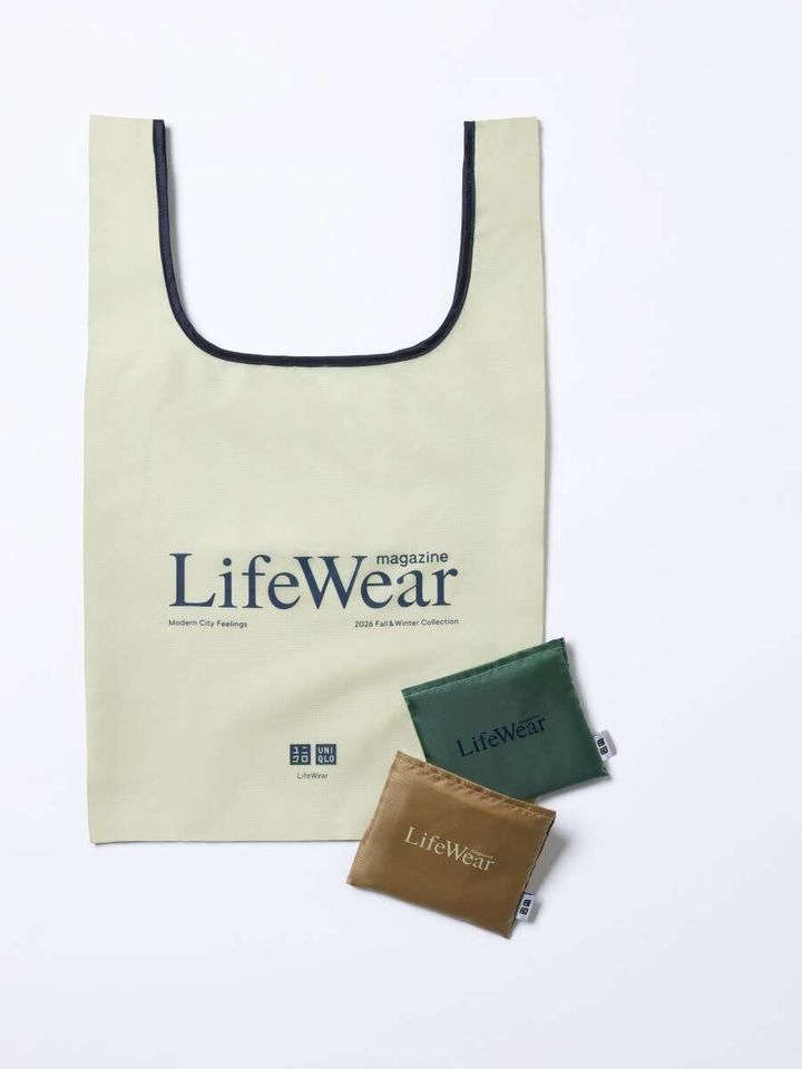 ユニクロ LifeWear magazineロゴ入りベージュのエコバッグと折りたたみポーチ