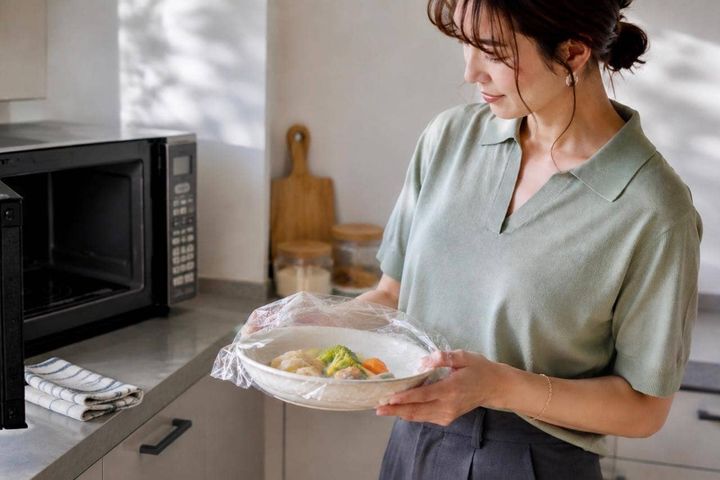 電子レンジのラップ、ぴったり？ふんわり？意外と知らない正しいかけ方