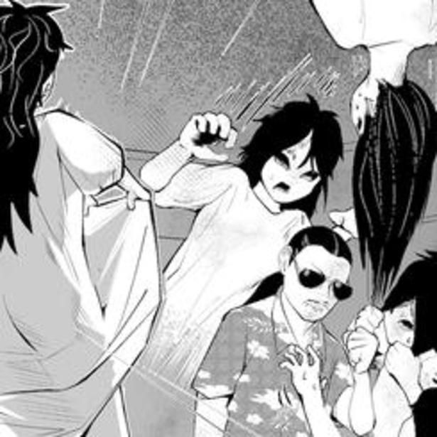 周りで幽霊たちが必死に(？)頑張っているのに、全く気づかない津辺。 画像提供：(C)マルオ／くらげバンチ