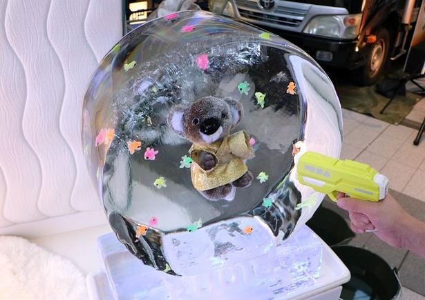 【写真】「氷を溶かして賞品GET」という参加型イベントも実施される。複数人で参加したほうが溶けやすいかも⁉