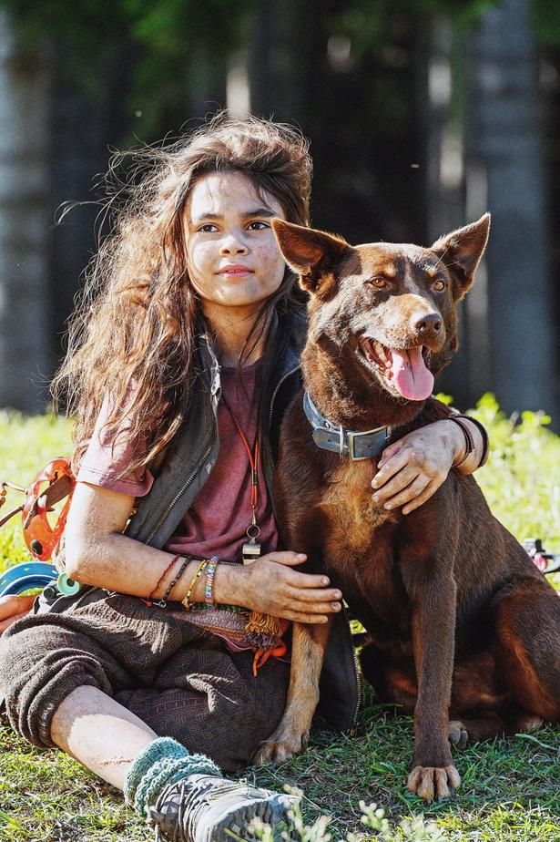 口悪世紀末少女も犬のかわいさにメロメロ(『ラブ＆モンスターズ』) [c] Paramount Pictures / Courtesy Everett Collection