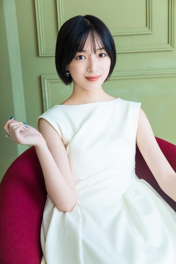 【写真を見る】透明感あふれる凛とした佇まいに注目！早瀬憩の撮りおろし 撮影/三角茉由