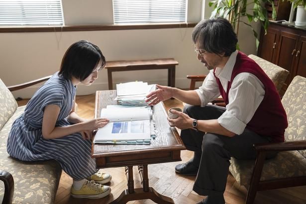 朝子は、母が殺された事件の真相を確かめようと当時の弁護士を訪ねる [c]IDKYPs./Pyramide Productions