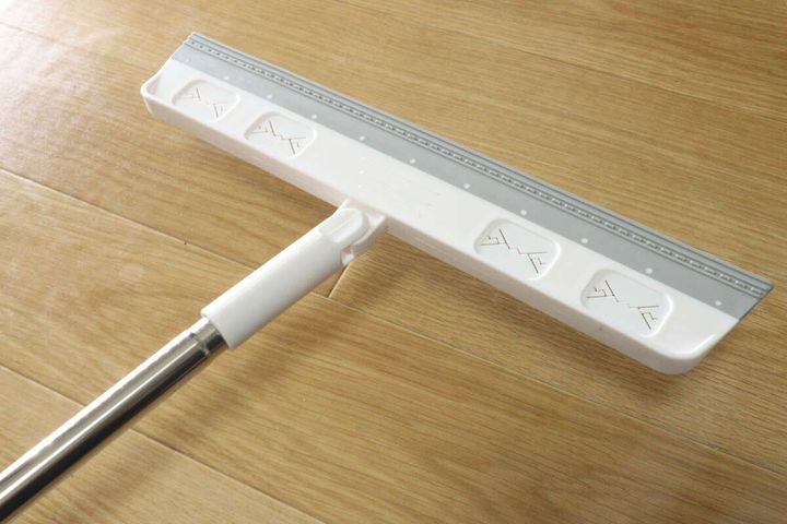 フローリングに置かれたワイパーのヘッド部分のアップ