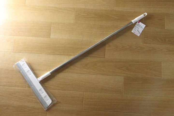 フローリングに置かれた白い多目的ワイパーの全体像