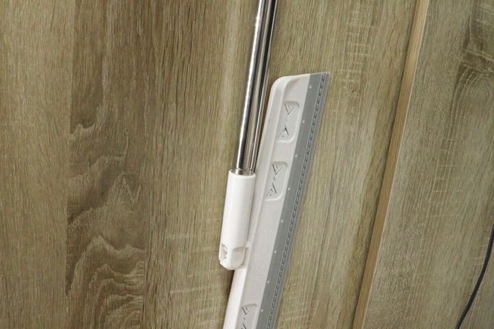 フローリングに立てかけられたI字収納状態のワイパー