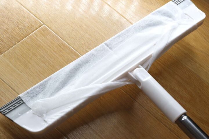 ワイパーのヘッドに白い掃除シートを装着した状態