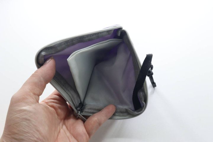 女性の手がダイソーコインケースを開けている様子