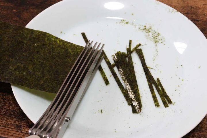 5枚刃キッチンバサミで海苔を細かく刻んでいる様子
