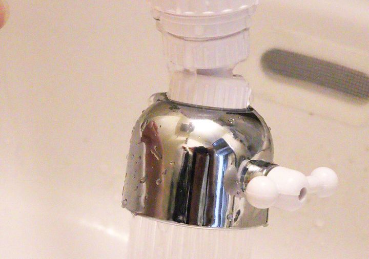 シャワーヘッドからストレート状の水が勢いよく流れ出ている