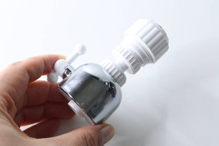 手のひらに乗せたセリアのシャワーヘッド本体を横から見た図