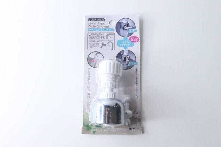 セリアの丸型水栓専用レバー式ワイドシャワーのパッケージ全体