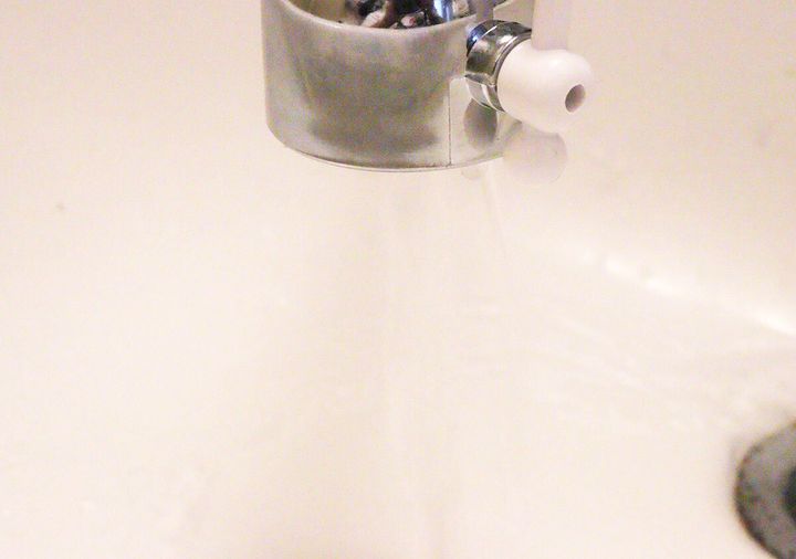 シャワーヘッドの接続部から水がわずかに漏れている様子
