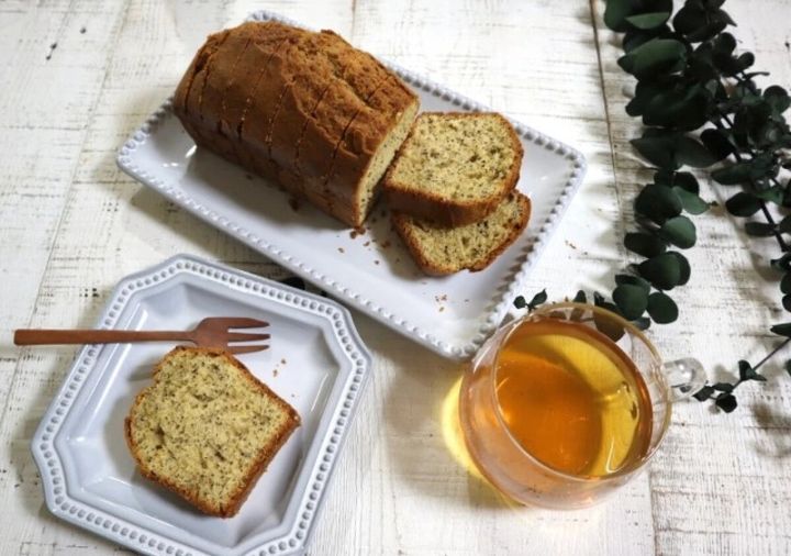 スライスされた紅茶のパウンドケーキと紅茶が白いテーブルに置かれている