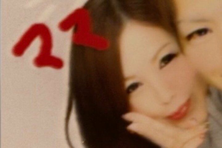 【写真・画像】42歳妻×28歳夫、子供の前でもキス＆バックハグでイチャイチャ 中学生の長女「ずっとくっついてる、仲良すぎて怖い」 1枚目