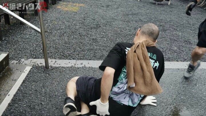 【写真・画像】“118kg→65kg”元子供部屋おじさん、雨の中で起きた“珍シーン”に視聴者「これ痛い」「だいぶ滑った」 2枚目