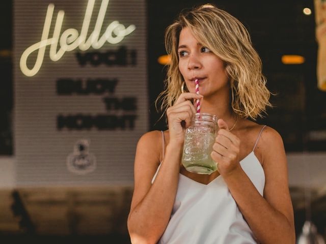 水飲む女性